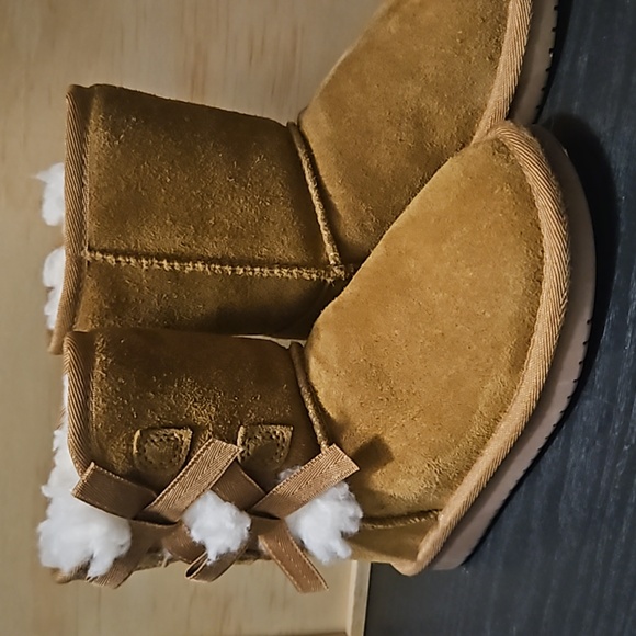 Kids Boots Koolaburra by Ugg, Size 9 USA, Brown color, interior Cream-White - Picture 1 of 6